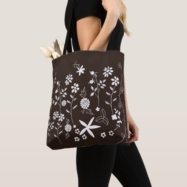 Dunkelbraune Tasche mit weißen Blume (Von Nahem)