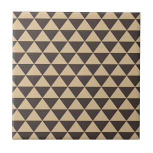 Dunkelbraunes geometrisches Dreiecksmuster Fliese