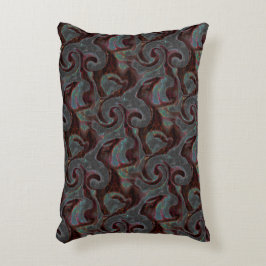 Dunkelfarbene, geschnitzte Spiralteile und glühend Dekokissen