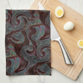 Dunkelfarbene, geschnitzte Spiralteile und glühend Geschirrtuch