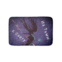 Dunkelflügelige Figur, die über den Weltraum flieg Badematte