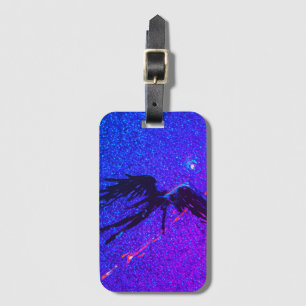 Dunkelflügelige Figur, die über den Weltraum flieg Gepäckanhänger