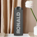 Dunkelgraue, moderne Typografie - Personalisierter Thermosbecher<br><div class="desc">Behalt warme und kalte Getränke mit diesem trendigen,  isolierten,  dunkelgrauen Wärmeschwäscher,  der mit dem Namen in weißer,  moderner Typografie bedruckt ist. Bearbeiten Sie Ihren Thermalwäscher und ersetzen Sie den Namen mit dem gewünschten Namen. Ideal für ein Geburtstagsgeschenk,  Hochzeitsgeschenk,  Trauzeuge,  etc.</div>