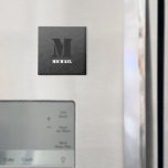Dunkelgraues geometrisches Maschenmuster Monogram Magnet<br><div class="desc">Monogram Personalize mit Ihrem benutzerdefinierten Initial und Namen. Dunkelgraue Gradienten geometrische Maschenmuster Dreiecke ombre. Dreieck geometrische Masche mit dunklem Ober-Farbverlauf.</div>