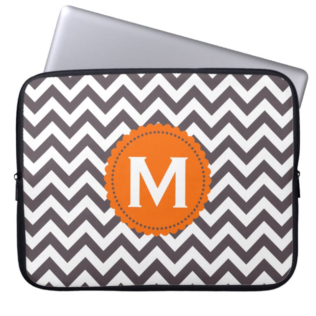 Dunkelgraues weißes Monogramm-Zickzack Muster Laptopschutzhülle (Vorderseite)