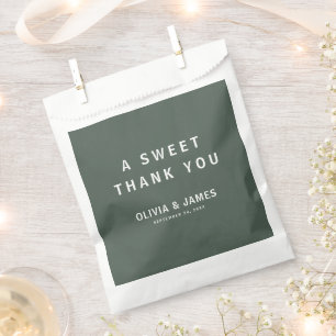 Dunkelgrün   Minimalistische Skandi Hochzeit Viele Geschenktütchen