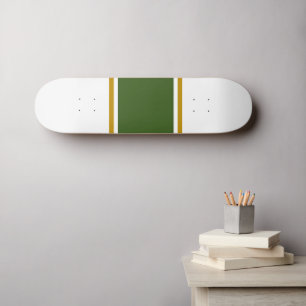 Dunkelgrünbraune Racing Stripes weißer Hintergrund Skateboard