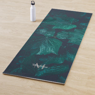 Dunkelgrüne Efeu-Blätter Wasser fällt Monogramm Yogamatte
