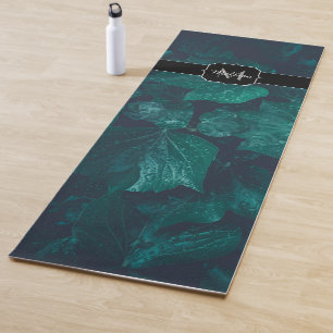 Dunkelgrüne Efeu-Blätter Wasser fällt Monogramm Yogamatte