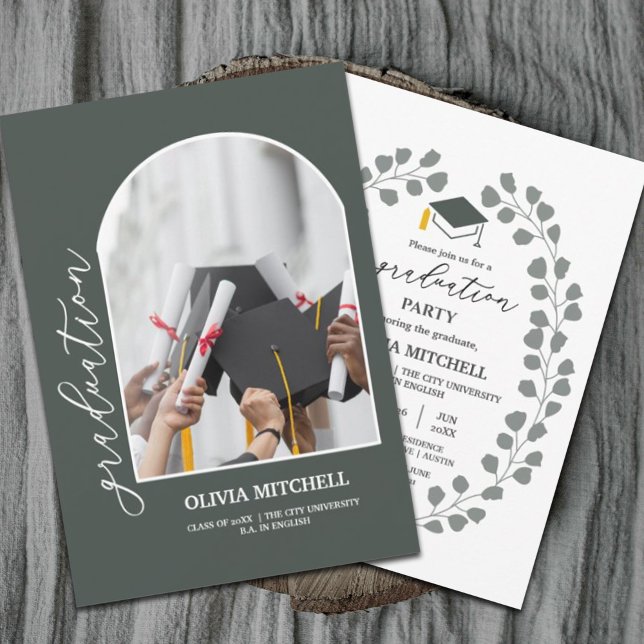 Dunkelgrüne Klasse des Abschlusses für Arch-Foto 2 Einladung (Celebrate with these modern sage green graduation invitations celebrating the class of 2024 #chic)