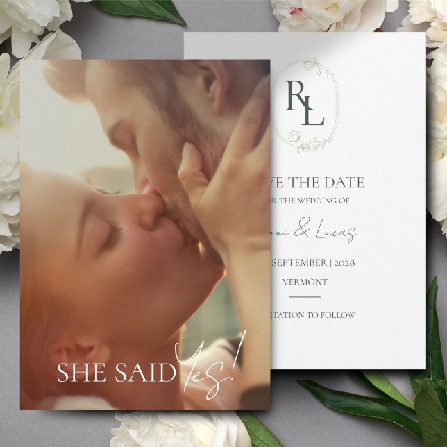 Dunkelgrüne und weiße Flora Monogramm Foto Hochzei Ankündigung (Von Creator hochgeladen)