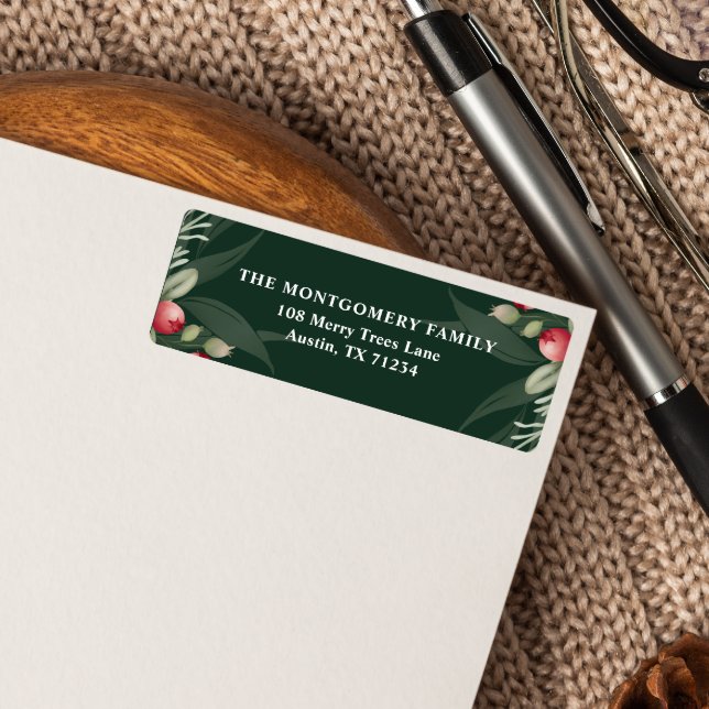 Dunkelgrüner eleganter Weihnachts Chic (Elegant Christmas Return label with family name and address over a dark green background with berrie)