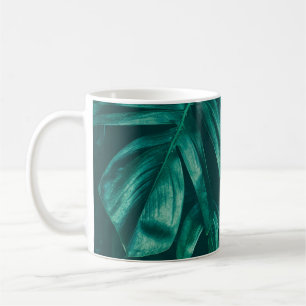 Dunkelgrünes, tropisches Dschungelwald. Kaffeetasse