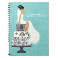 Dunkelhaarige Braut auf Hochzeitstorte {aqua}