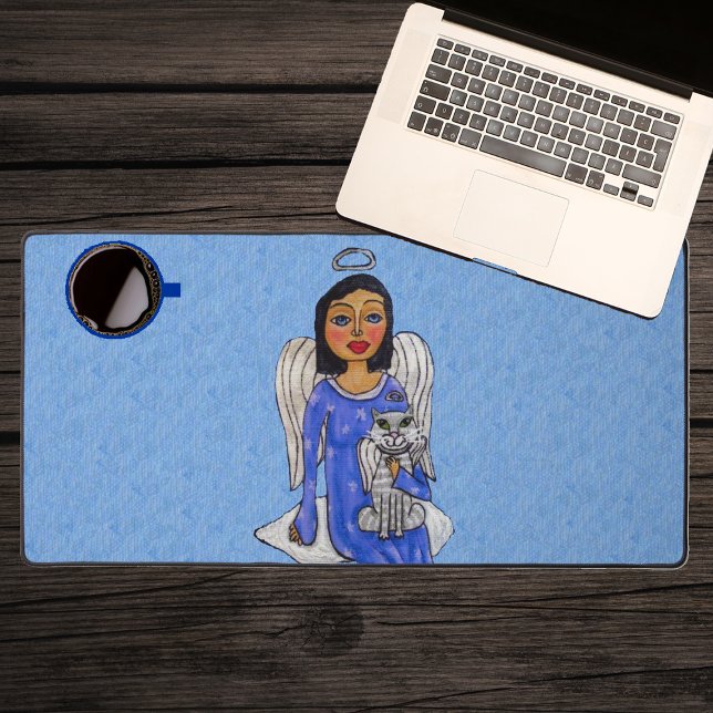 Dunkelhaariger Engel mit Angel Cat auf Cloud Blue  Schreibtischunterlage (Dark haired angel in blue dress holding white angel cat sitting on cloud on sky blue desk mat.)