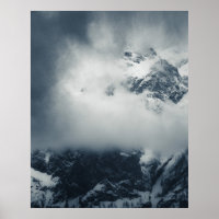Dunkelheit und geheimnisvolle Wolken über dem Berg
