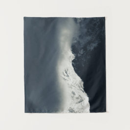 Dunkelheit und Licht auf schneebedeckte Berge Wandteppich