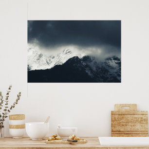 Dunkelheit und Licht auf schneebedeckten Bergen Poster