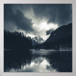 Dunkelheit und Regen in Zgornje Jezersko, Slowenie Poster