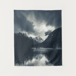 Dunkelheit und Regen in Zgornje Jezersko, Slowenie Wandteppich