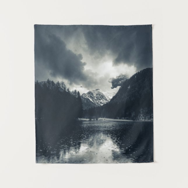 Dunkelheit und Regen in Zgornje Jezersko, Slowenie Wandteppich (Vorderseite)