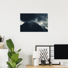 Dunkelheit und stürmische Wolken über den Bergen Poster