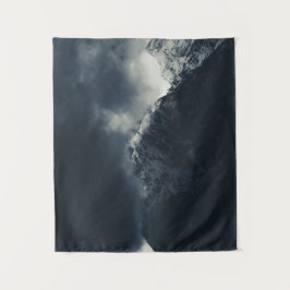 Dunkelheit und stürmische Wolken über den Bergen Wandteppich