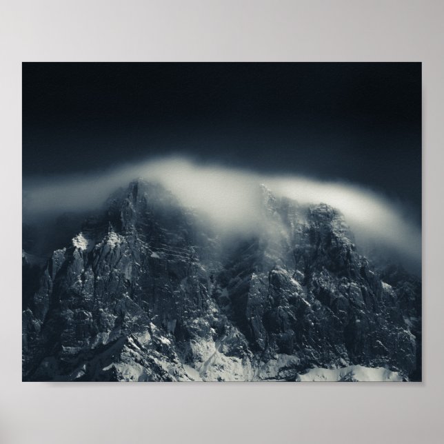 Dunkelheit und weiße Wolken über den Bergen Poster (Vorne)