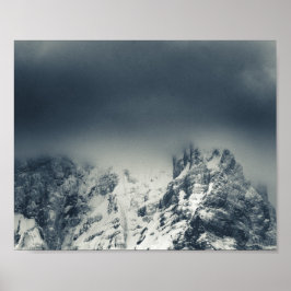 Dunkelheit und Wolken auf den Bergen Poster