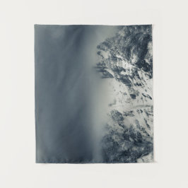 Dunkelheit und Wolken auf den Bergen Wandteppich