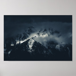 Dunkelheit und Wolken über den Bergen Poster