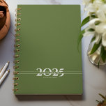 Dunkelolie grüne Überschneidung Text Split Year Planer<br><div class="desc">Einfache Personal Schreibwaren 2025  Jahres-/Wochenplaner mit fett formatierten Jahresziffern,  aufgeteilt durch eine Textzeile (Name,  Thema,  etc.). Jährlicher Planer (12 Monate) mit offenen monatlichen Übersichten und wöchentlichen Planungsblättern. Bedecken Sie eine kuratierte Auswahl an modernen Farben. Kontaktieren Sie uns für Hilfe bei der Personalisierung oder Erstellung einer speziellen Farbkombination.</div>