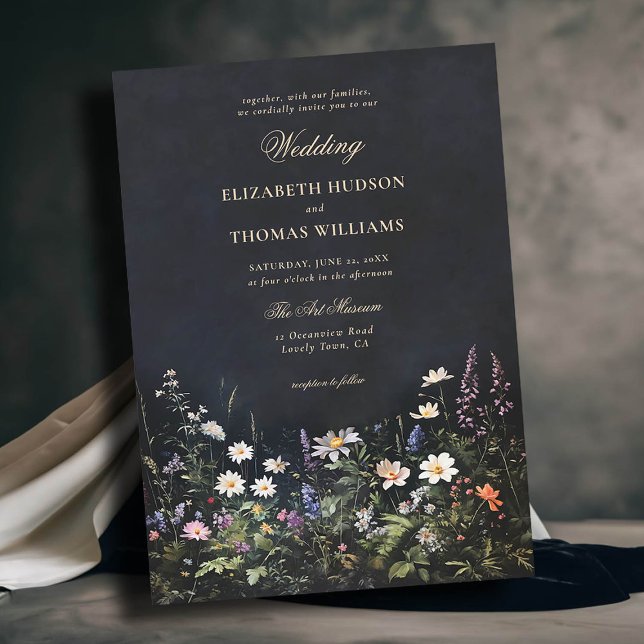 Dunkelromantische Märchenmärchen Moody-Wildblumen  Einladung (moody dark romantic wedding invitation midnight garden wild flowers black white purple formal casual)