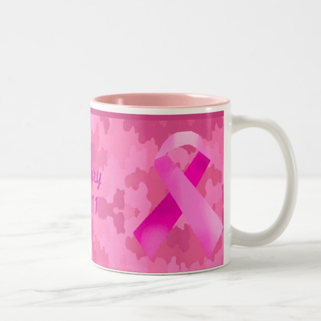 Dunkelrosa Camouflage Pink Ribbon Date Tasse (Rechts)