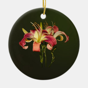 Dunkelrosa Lilien mit gelben Zentren Keramik Ornament