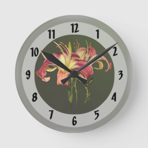 Dunkelrosa Lilien mit gelben Zentren Runde Wanduhr