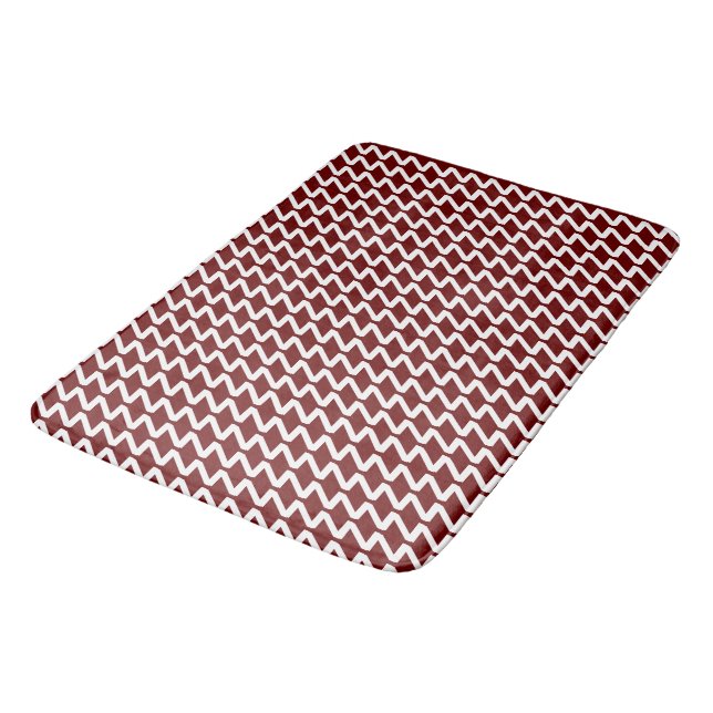 Dunkelrot und weiß Moderne Sharp Waves Badematte (Schrägansicht)