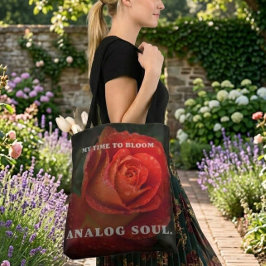 Dunkelrote Rose Makro Analog Soul schwarze Umhänge