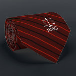 Dunkelroter gestreifter kundenspezifischer krawatte<br><div class="desc">Gerichtsskalen der eleganten roten Streifen der kundenspezifischen Initialen-Krawatte der Gerechtigkeit.</div>