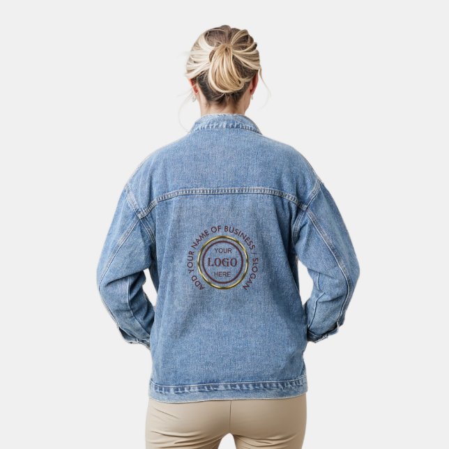 Dunkelrotes Golddesign, Logo oder Foto im goldenen Jeansjacke (Modell)