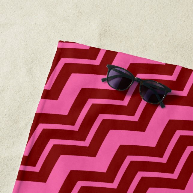 Dunkelrotes Rosa Chevron-Zickzack-Design  Strandtuch (Beispiel)