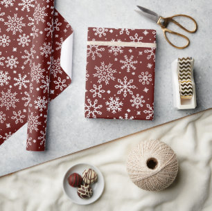 Dunkelrotes Winter-Schneeflocken-Muster Geschenkpapier