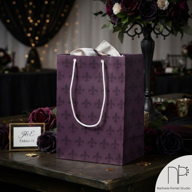 Dunkelviolette Fleur de Lis Mittlere Geschenktüte (Moody dark purple gothic fleur de lis medium gift bag for sophisticated, refined gift presentation.)