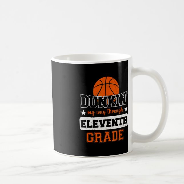 Dunking meinen Weg durch 11. Klasse Basketball zur Kaffeetasse (Rechts)