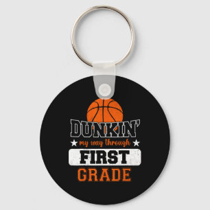 Dunking meinen Weg durch den ersten Grad Basketbal Schlüsselanhänger