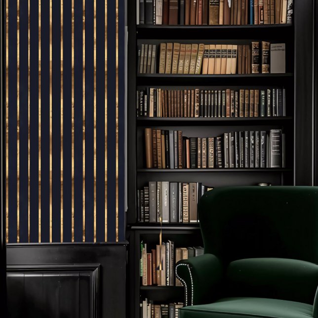 Dunkle Akademie Dunkelblau und Gold gestreift Tapete (Dark Academia Dark Blue and Gold Striped Wallpaper in a library.)