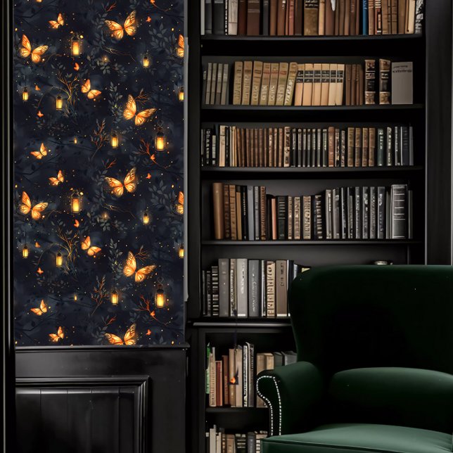 Dunkle Akademie glühende Motten und Lanterns Tapete (Dark Academia Glowing Moths and Lanterns Wallpaper in a library.)