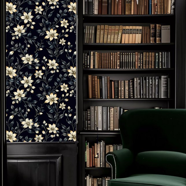 Dunkle Akademie Grau Blätter mit Creme-Blume Tapete (Dark Academia Gray Foliage with Cream Flowers Wallpaper in a library.)