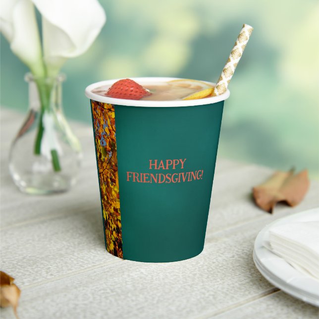 Dunkle Aquamarine Blätter Erntedank Friendsgiving Pappbecher (In Situ)