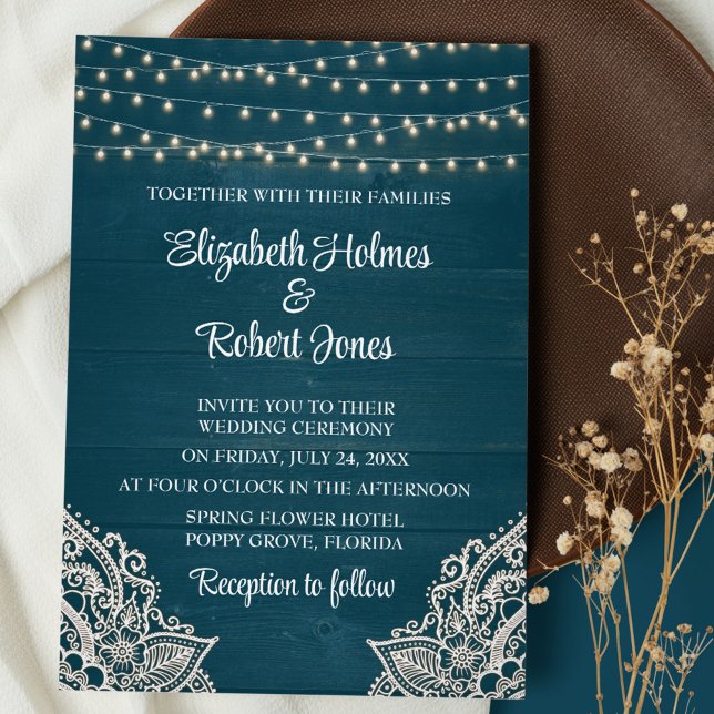 Dunkle Aquamarine rustikale Elegance Hochzeit Einl Einladung (Dark Teal Wooden  String Lights and Lace Wedding Invitation on brown plate with dry wildflowers)